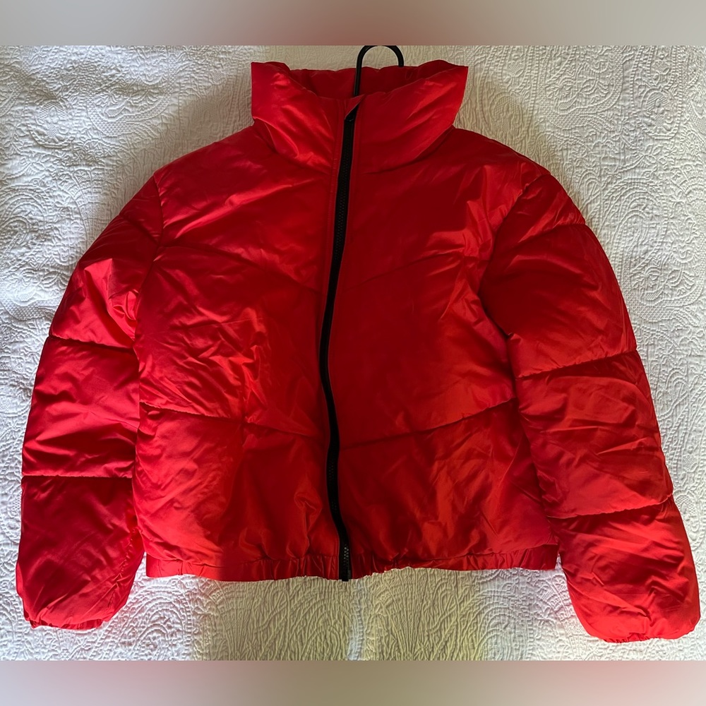 Wild Fable Women’s cropped red puffer coat. Size Medium